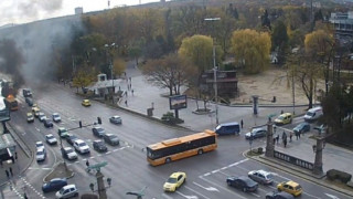 Автобус се запали на Орлов мост