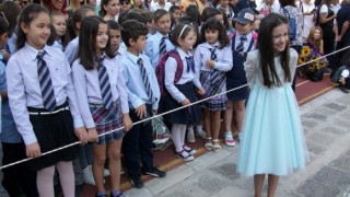 Съученици посрещат Лидия като победител