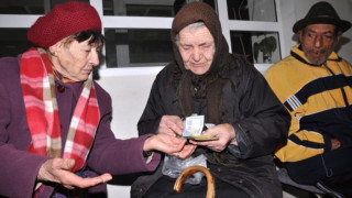 Изплащат коледните добавки с декемврийските пенсии
