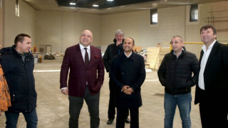 Министър Кралев инспектира ремонта на зала „Фестивална"