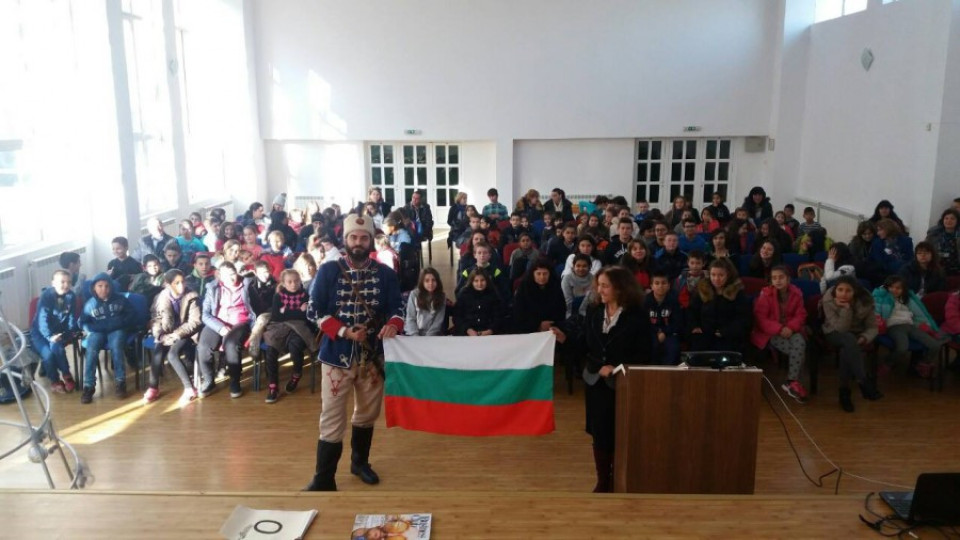 Режисьор игра Христо Ботев пред ученици | StandartNews.com