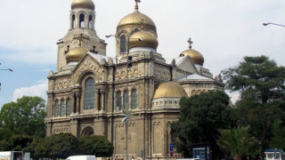 Отслужват заупокойни молитви в църквите