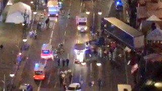 Камион се вряза в коледен базар в Берлин, има убити и ранени