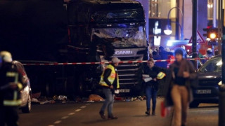 Полицията щурмува бежански център след нападението в Берлин