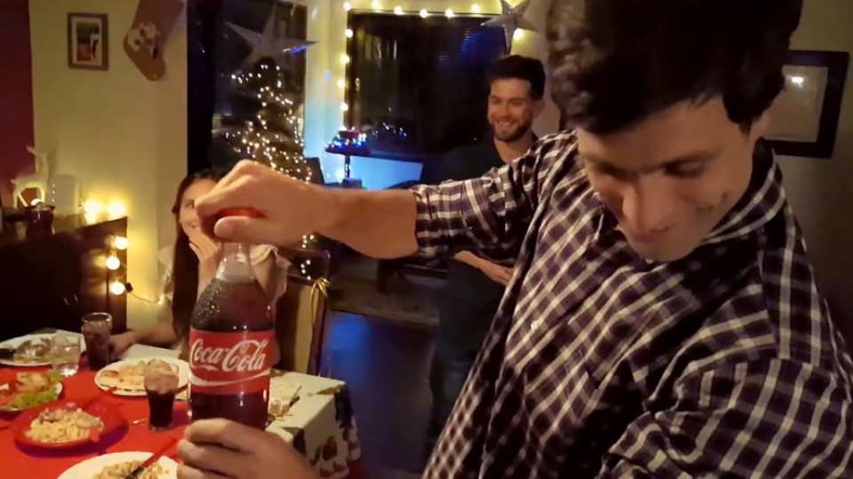 Coca-Cola създаде уникална капачка за коледните празници | StandartNews.com