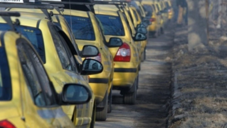 Таксиметровите шофьори протестират в Бургас | StandartNews.com