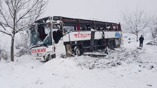 Пътнически автобус се разби в пропаст в Турция