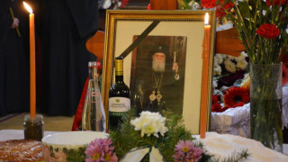 Погребаха Калиник до предшествениците му