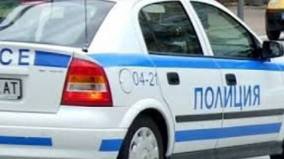 Турски тираджия гази и рита полицаи край Бяла
