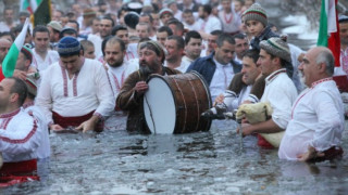 Йордановден е! Вижте мъжкото хоро в Калофер
