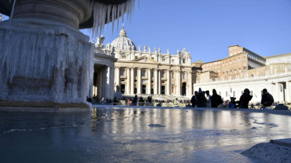 Папа Франциск раздава одеяла на бездомниците | StandartNews.com