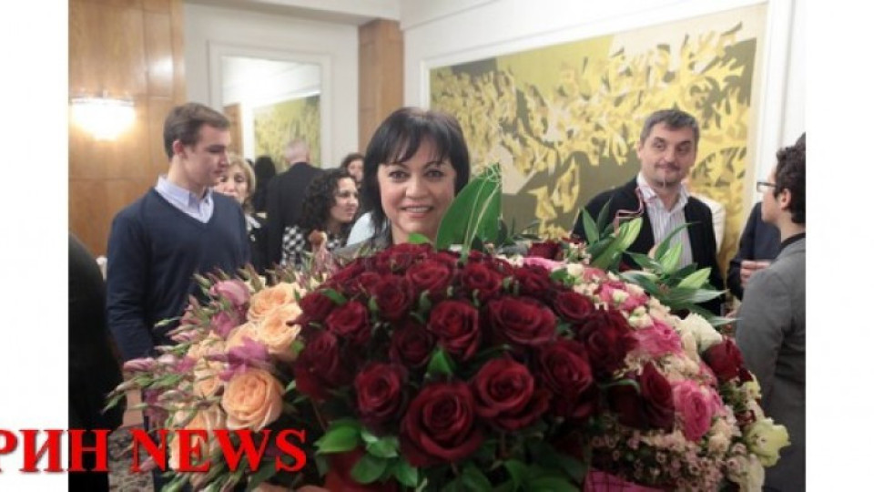 Затрупаха с червени рози Корнелия Нинова за ЧРД | StandartNews.com