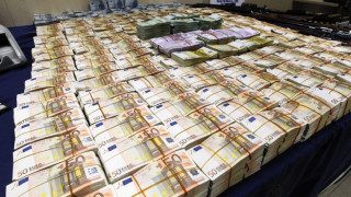 Осем души притежават повече от половината свят