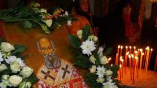 Днес зимата си съблича кожуха, за да дойде лятото