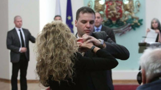 Охраната на Плевнелиев изгони Беновска от залата