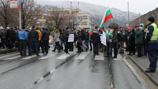 1000 души в Кресна затвориха пътя за Гърция с протест срещу катастрофите