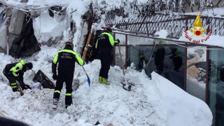 Осем живи от лавината в Италия