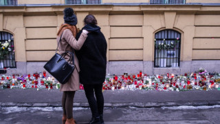 Махат свещите пред гимназията на загиналите в Италия