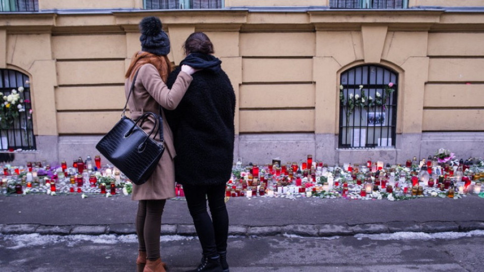 Махат свещите пред гимназията на загиналите в Италия | StandartNews.com
