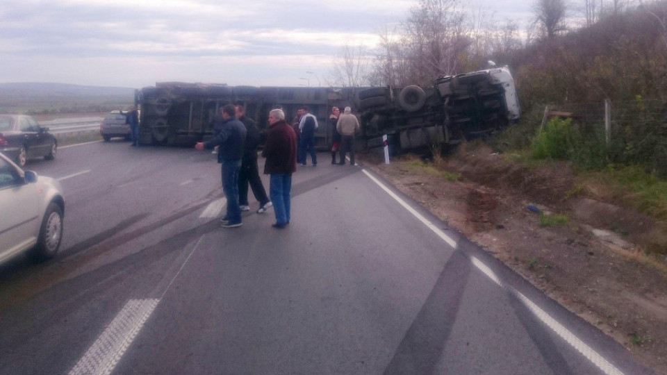 Автобус се блъсна в ТИР на "Тракия" | StandartNews.com