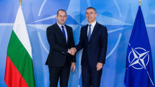 Укрепването на НАТО трябва да става успоредно на диалога с Русия