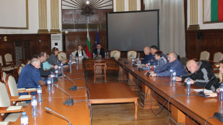 Министър Бозуков се срещна с производители на орехи