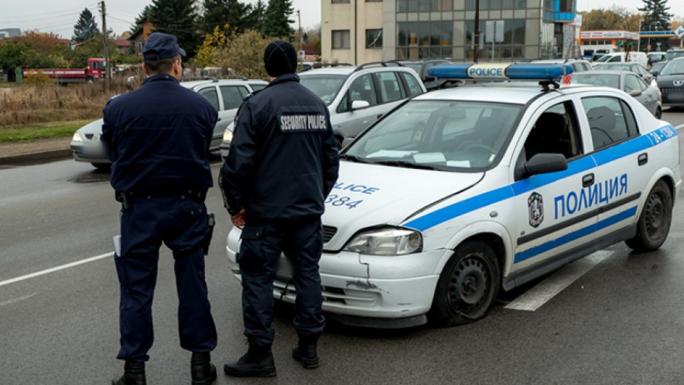 Такси блъсна полицай и избяга | StandartNews.com