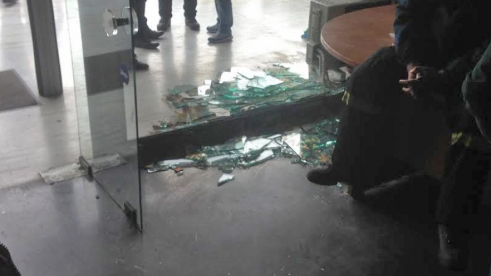 Пожарникари щурмуваха министерство в Гърция | StandartNews.com