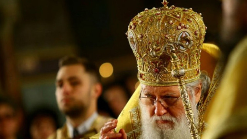 Стотици миряни се молят пред мощите на Свети Лука | StandartNews.com