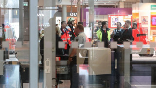 Служители припадат на летището в Хамбург