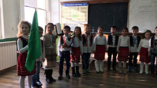Хлапета с урок по родолюбие пред ученици