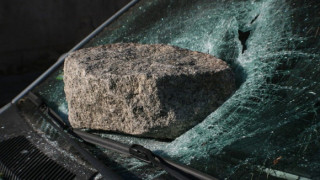 Част от мост падна върху автомобил на столичен булевард