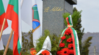 Венци и цветя за Апостола в Благоевград и Симитли