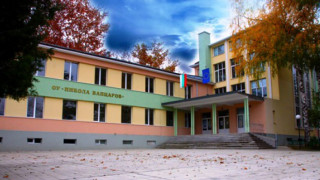 Тийнейджърка наби учител по химия