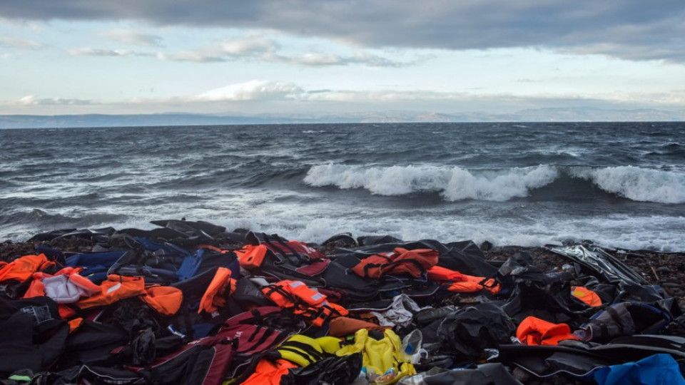 Телата на 74 мигранти изхвърлени на либийски плаж | StandartNews.com