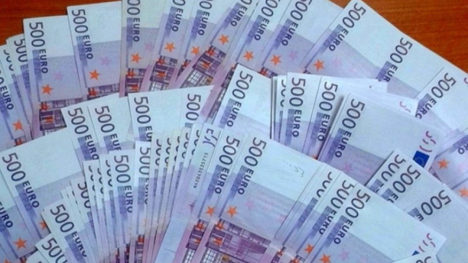 Митничари хванаха 100 000 евро на кръста на жена | StandartNews.com