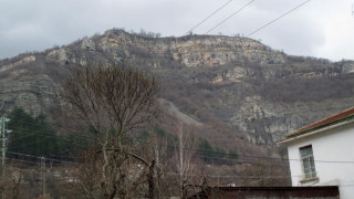 Скала блокира пътя Своге-София