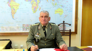 Ген. Боцев получи отбраната и повишение в чин