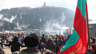 Десетки хиляди се стичат на връх Шипка