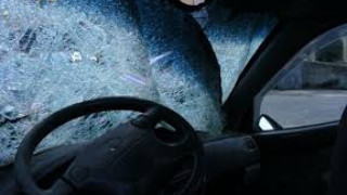 Трима души са загинали при сблъсък между автобус и лек автомобил