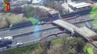 Мост уби двама в Италия