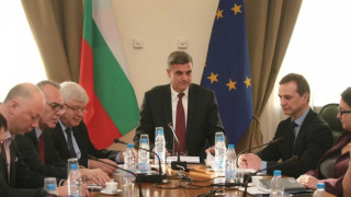Вицепремиерът спря поръчка в МО за техника