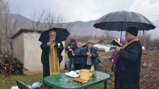 Село строи параклис върху древно оброчище