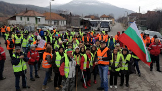 150 миньори от страната защитиха мината в Трън