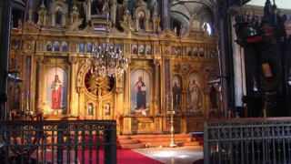 Църквата наказа дякон за скандални снимки