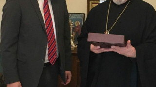 Стоян Мирчев подари книга на митрополит Амвросий
