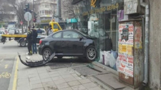 Автомобил се вряза в магазин