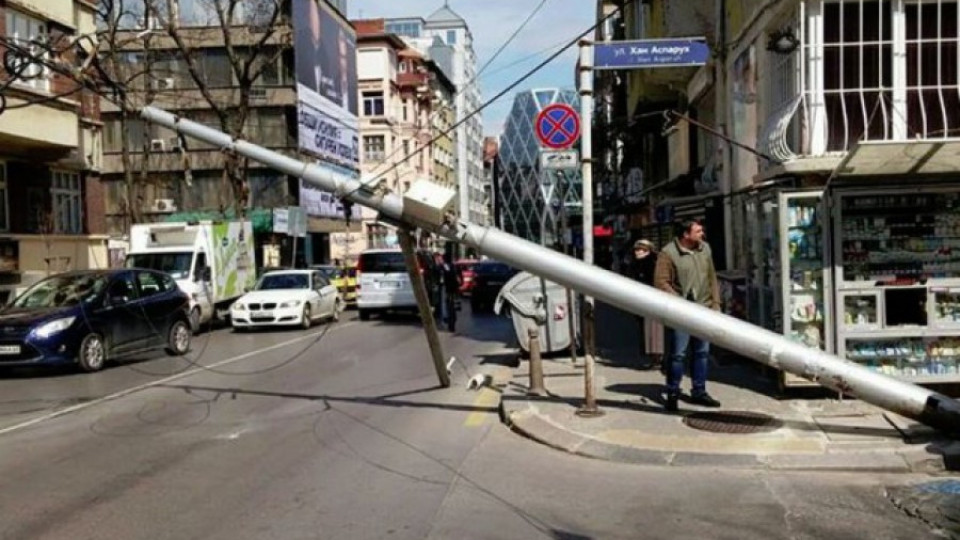 Електрически стълб падна в центъра на София | StandartNews.com