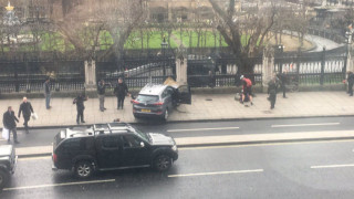 Терор! Единак гази хора с джип и уби полицай в Лондон (ОБНОВЯВА СЕ)