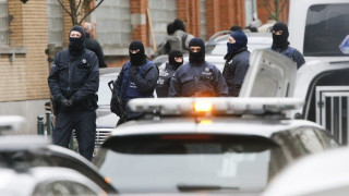 Пушка и хладни оръжия в колата на нападателя от Антверпен